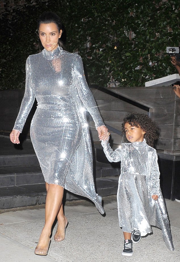 kim kardashian-North west matching sequins dress