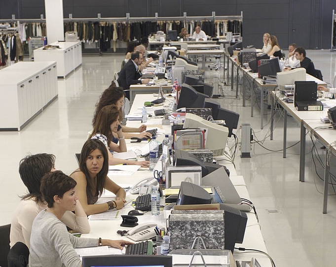 AREA DE DISEÑO DE ZARA EN EL POLIGONO DE SABON La compania de moda espanola, INDITEX, creada por Amancio Ortega. Produccion y distribucion de ZARA en el mundo ©Xurxo Lobato/COVER Spain, 2005 The Spanish Fashion Company, INDITEX, owned by Amancio Ortega. The entire design, production and distribution of ZARA in the world ©Xurxo Lobato/COVER