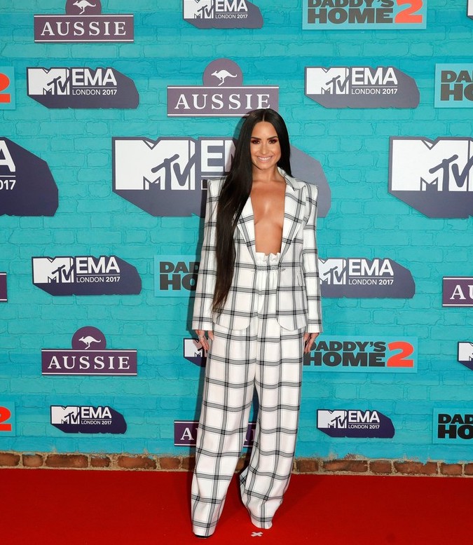 demi-lovato-mtv-emas-2017-03